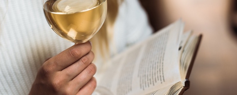 Ein Buch und ein Glas Weißwein – Lazy Living im Weinbek